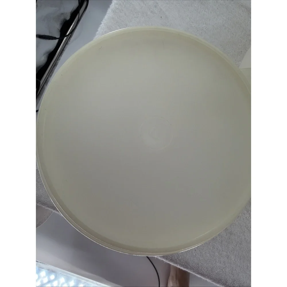 Set Of 2 Vintage Tupperware Seal Made In USA Orlando Florida. 1-271-10 1-272-4